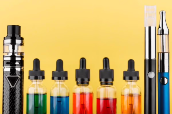 Botol liquid vape yang terbagi menjadi salt nic dan freebase, menunjukkan perbedaan karakter rasa dan performanya.
